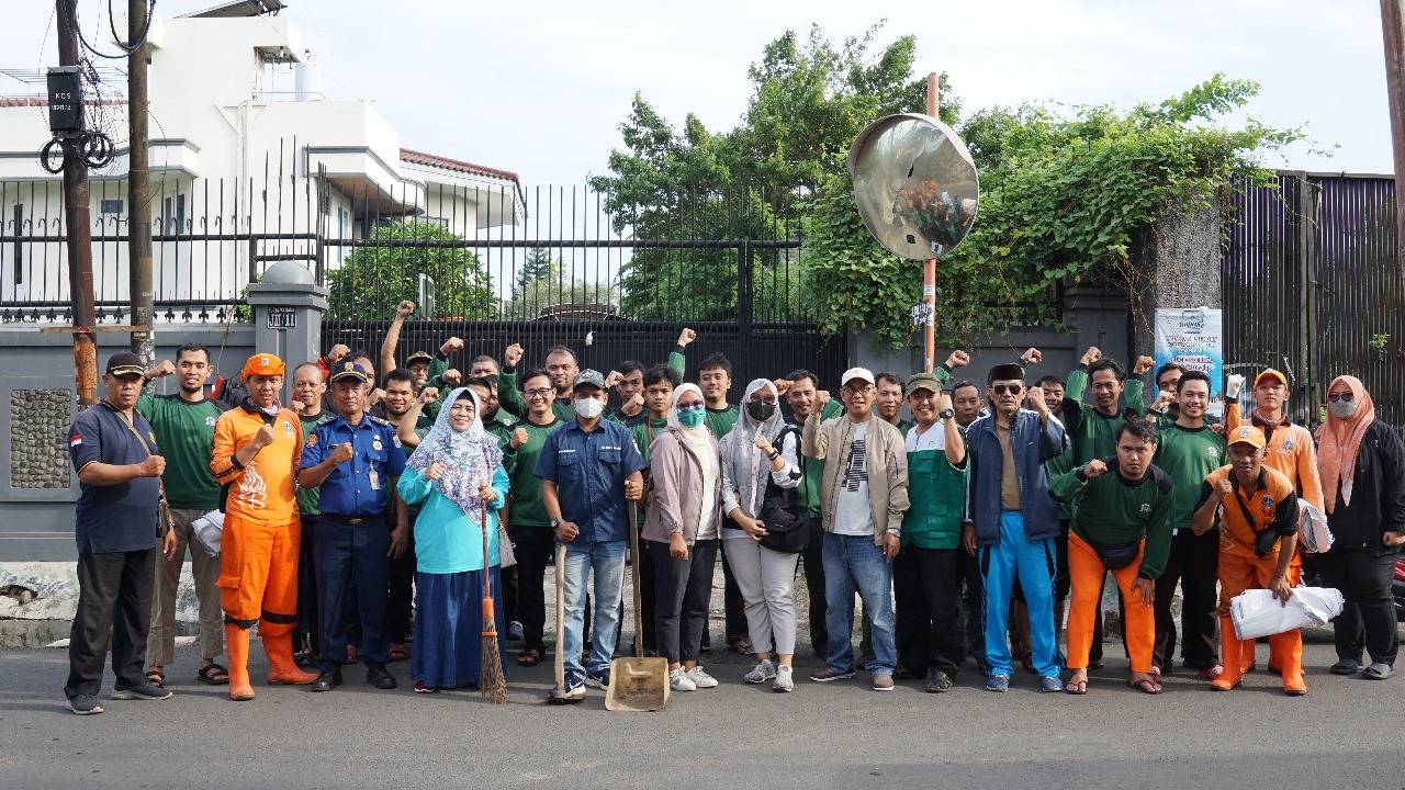 Relawan Hijau Pondok Yatim & Dhu'afa Bersama PPSU Kelurahan Kedoya Selatan Kerja Bakti Membersihkan Lingkungan